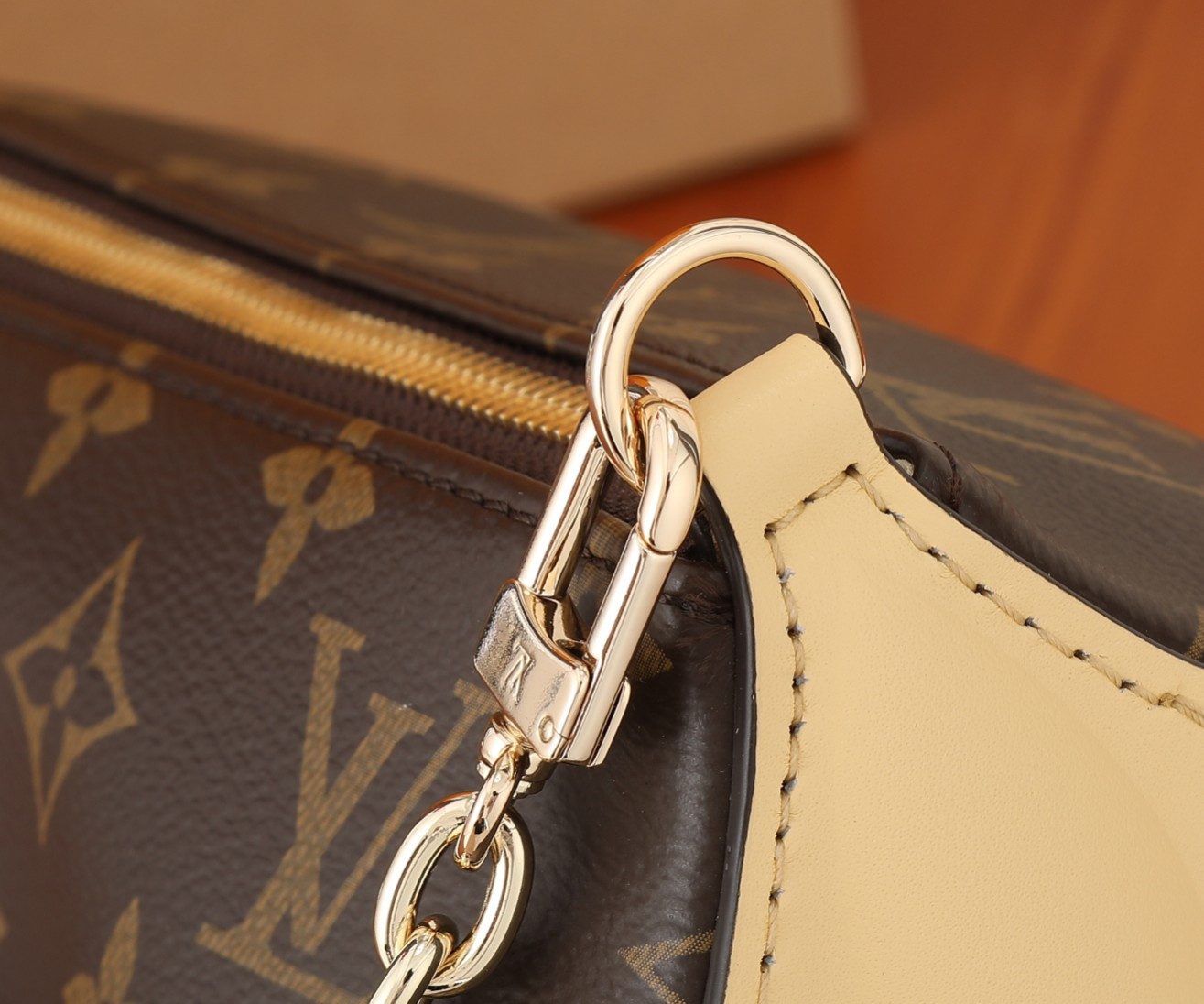 LV Bloom Pouch M11672 22.5x13x13CM