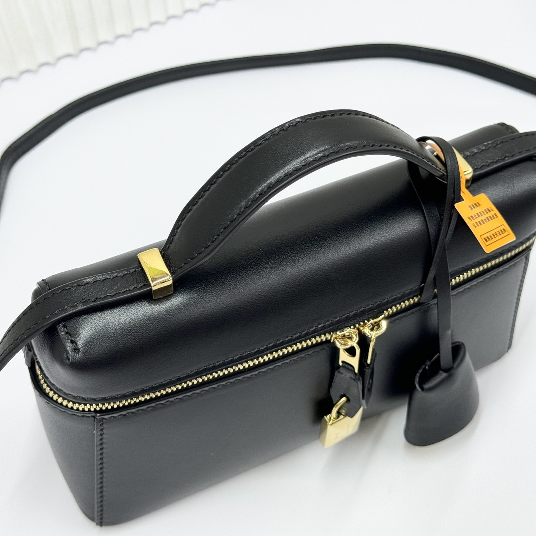 L0r0 P1ana Extra Pocket L19 Smooth Calfskin 11 x 19 x 6.5 cm