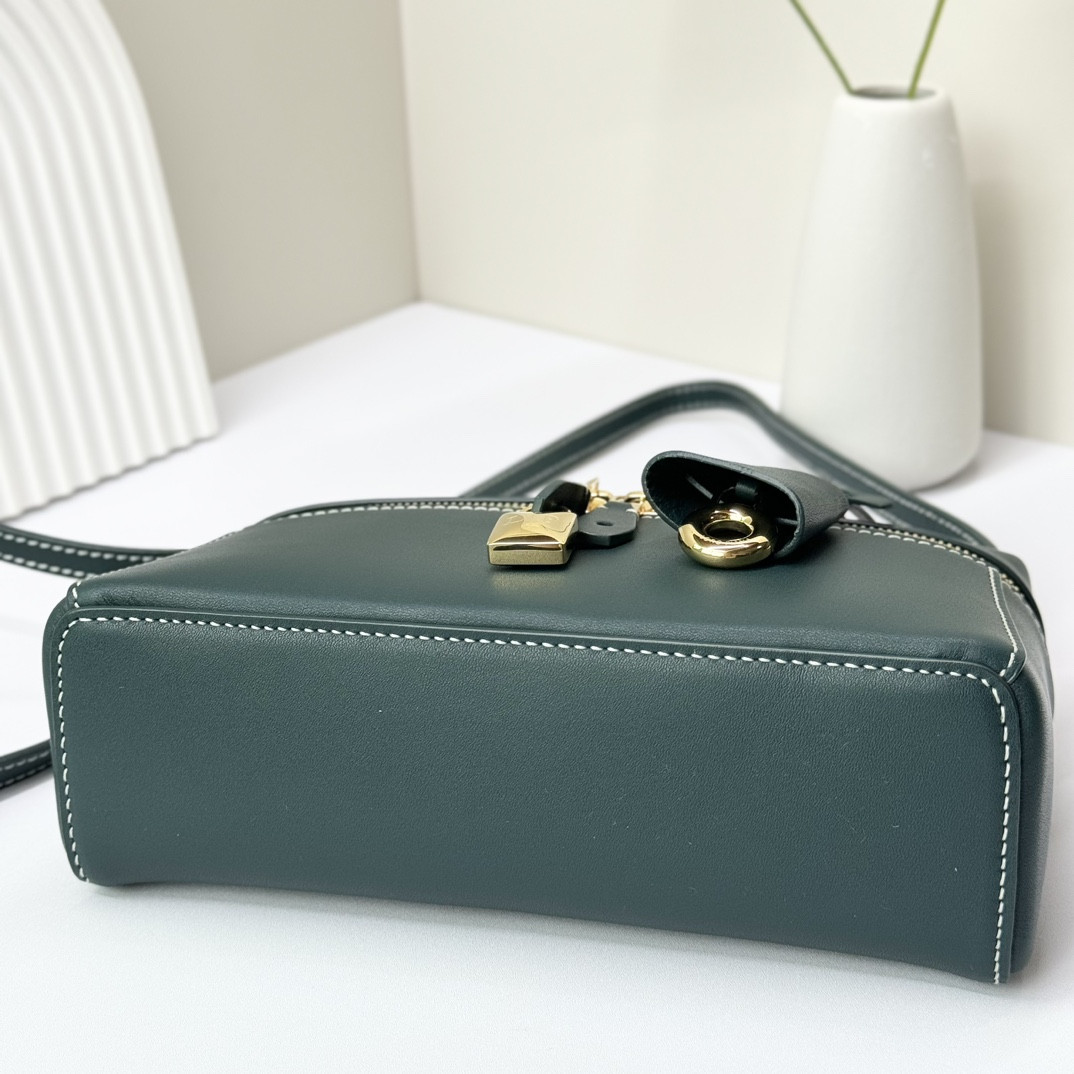 L0r0 P1ana Extra Pocket L19 Smooth Calfskin 11 x 19 x 6.5 cm