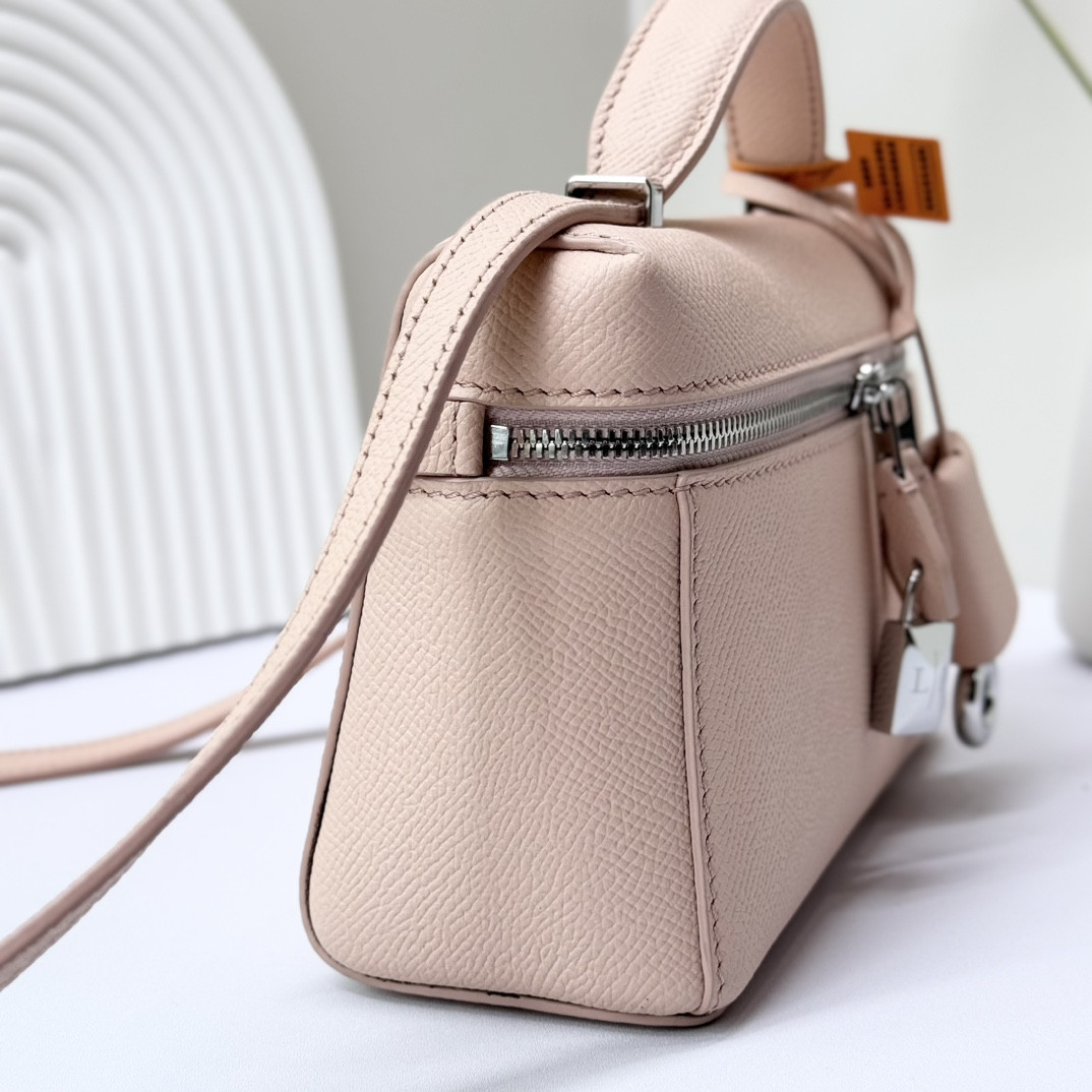 L0r0 P1ana Extra Pocket L19 Grained Calfskin 11 x 19 x 6.5 cm