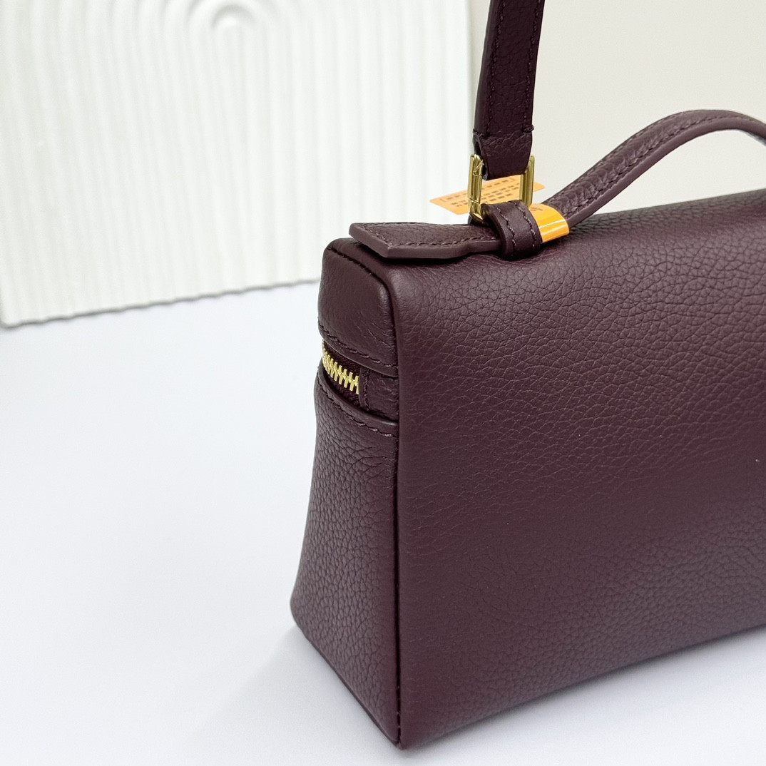 L0r0 P1ana Extra Pocket L19 Grained Calfskin 11 x 19 x 6.5 cm