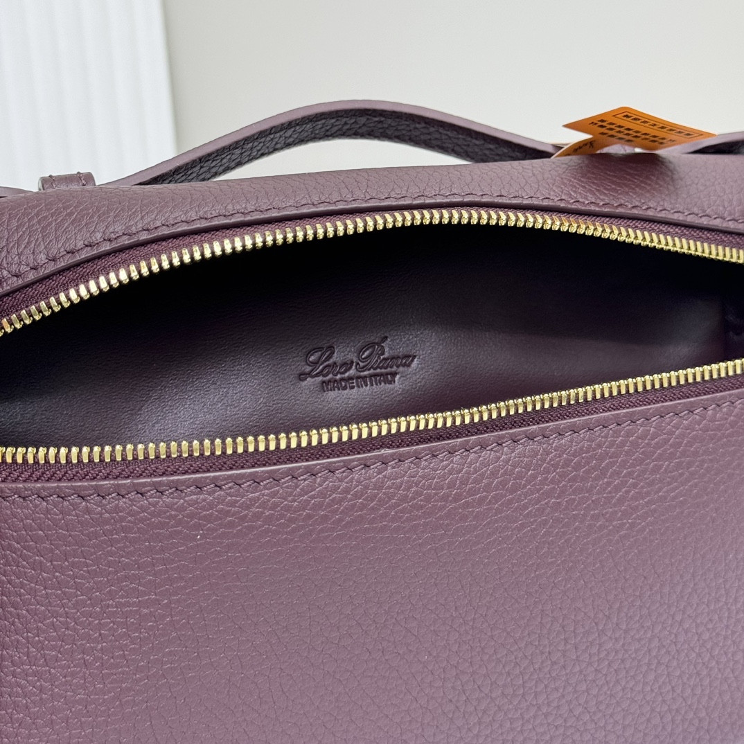 L0r0 P1ana Extra Pocket L19 Grained Calfskin 11 x 19 x 6.5 cm