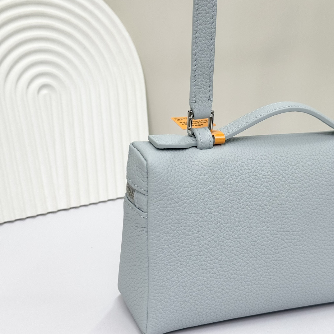 L0r0 P1ana Extra Pocket L19 Grained Calfskin 11 x 19 x 6.5 cm