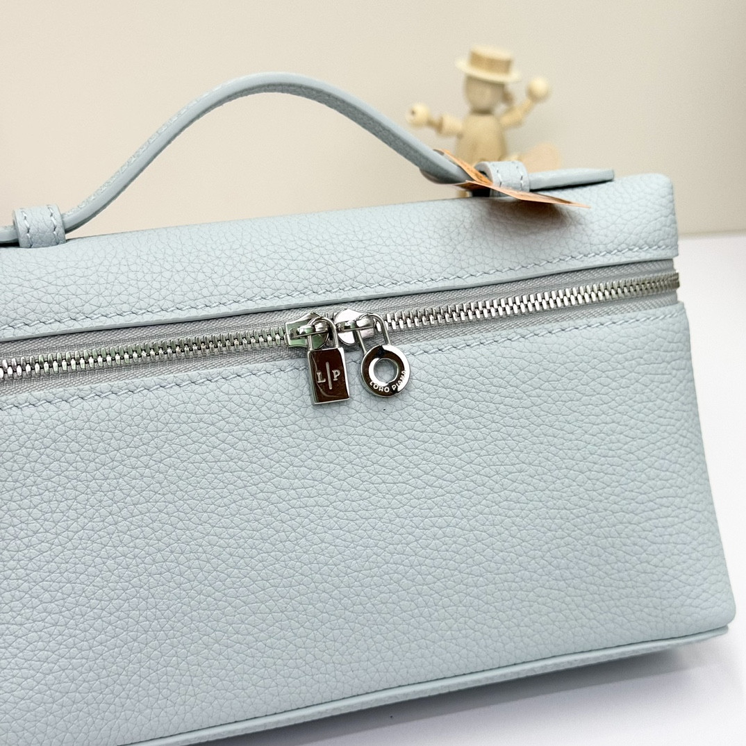 L0r0 P1ana Extra Pocket L19 Grained Calfskin 11 x 19 x 6.5 cm
