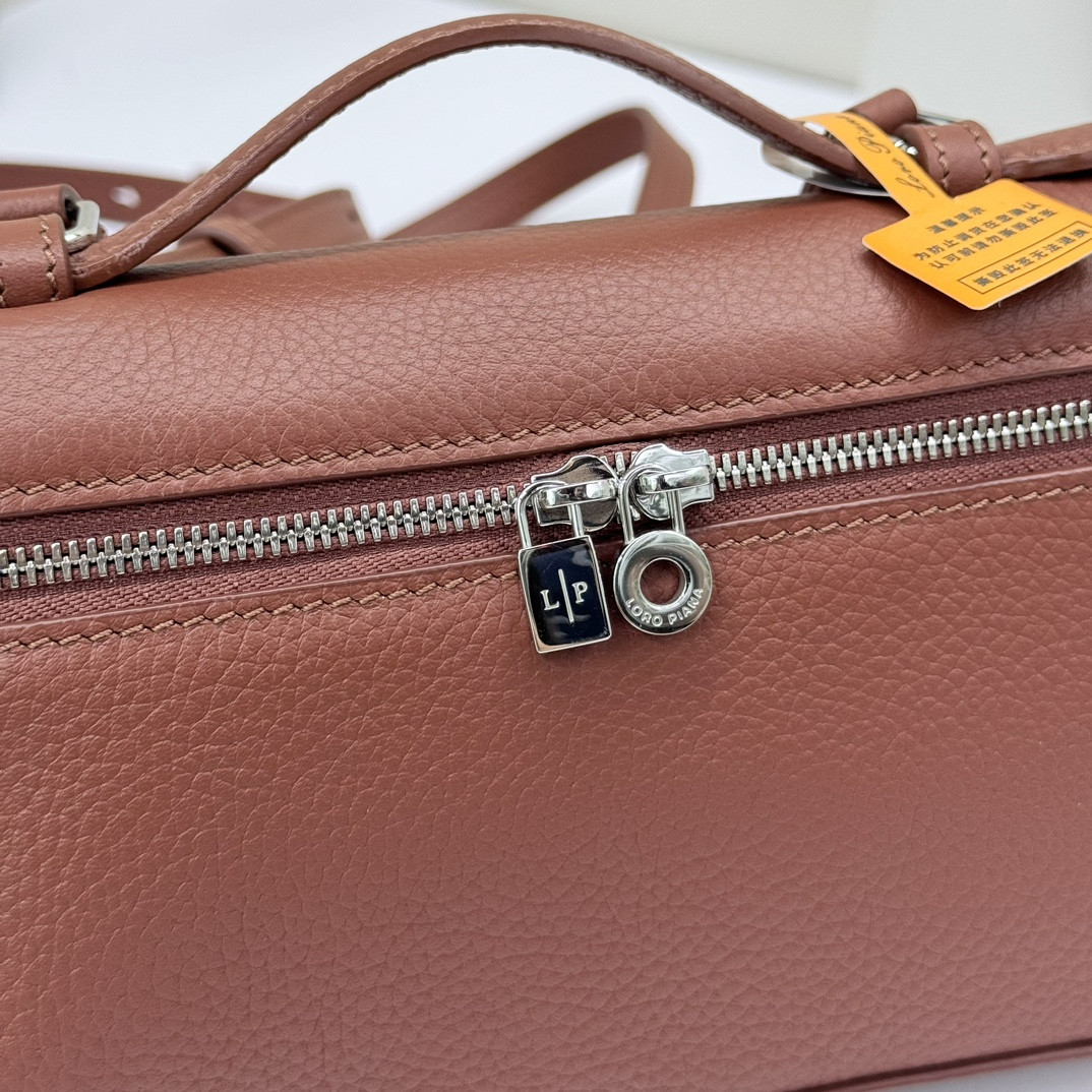 L0r0 P1ana Extra Pocket L19 Grained Calfskin 11 x 19 x 6.5 cm