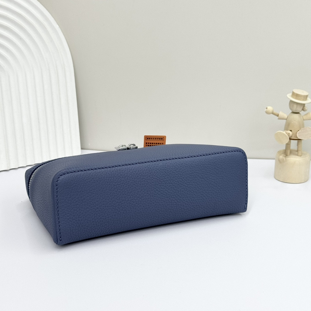 L0r0 P1ana Extra Pocket L19 Grained Calfskin 11 x 19 x 6.5 cm