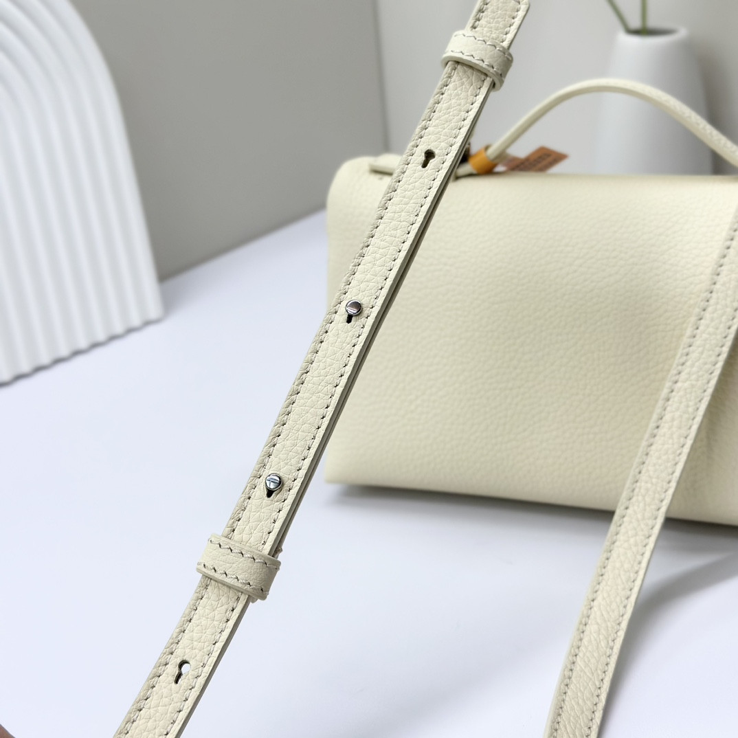 L0r0 P1ana Extra Pocket L19 Grained Calfskin 11 x 19 x 6.5 cm