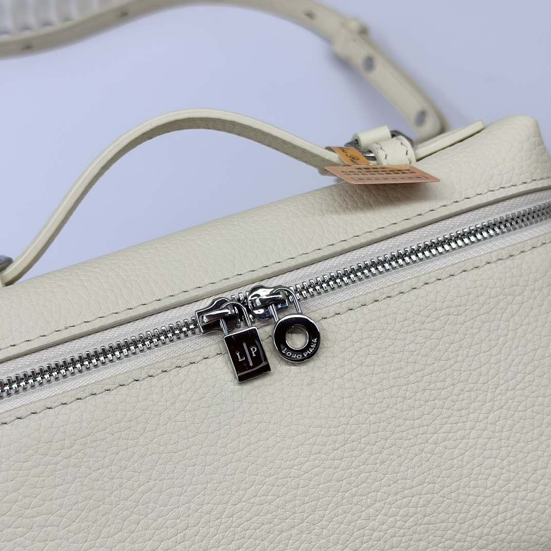 L0r0 P1ana Extra Pocket L19 Grained Calfskin 11 x 19 x 6.5 cm