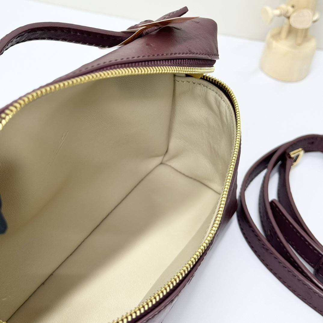 L0r0 P1ana Extra Pocket L19 Ostrich-grained Leather 11 x 19 x 6.5 cm