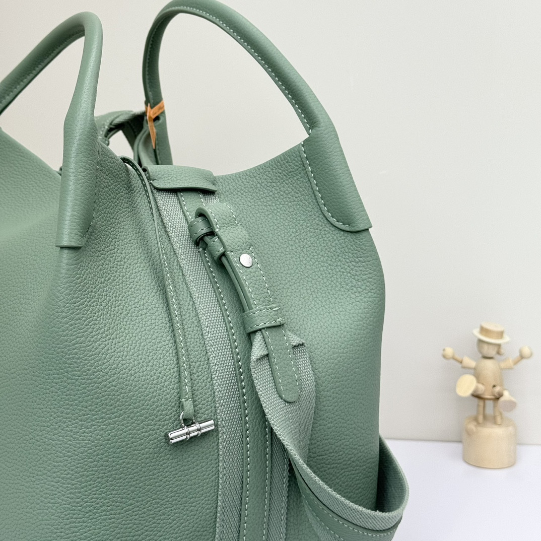 L0r0 P1ana Large Bale Bag Grained Calfskin 24 x 20 x 27 cm