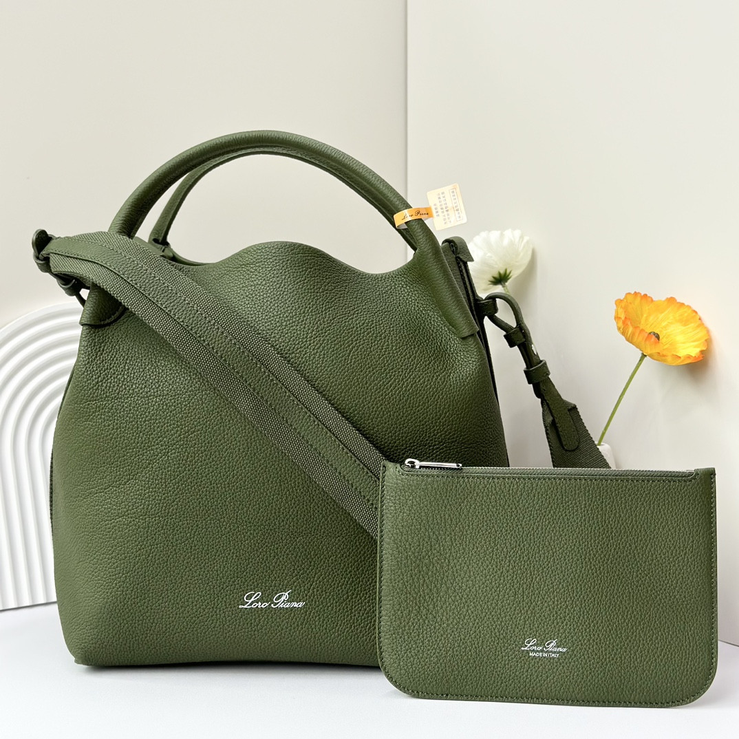 L0r0 P1ana Large Bale Bag Grained Calfskin 24 x 20 x 27 cm