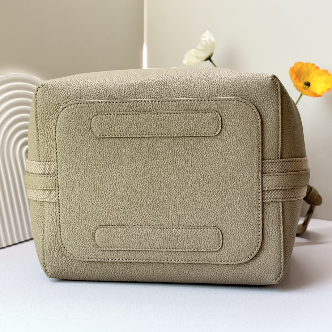 L0r0 P1ana Large Bale Bag Grained Calfskin 24 x 20 x 27 cm