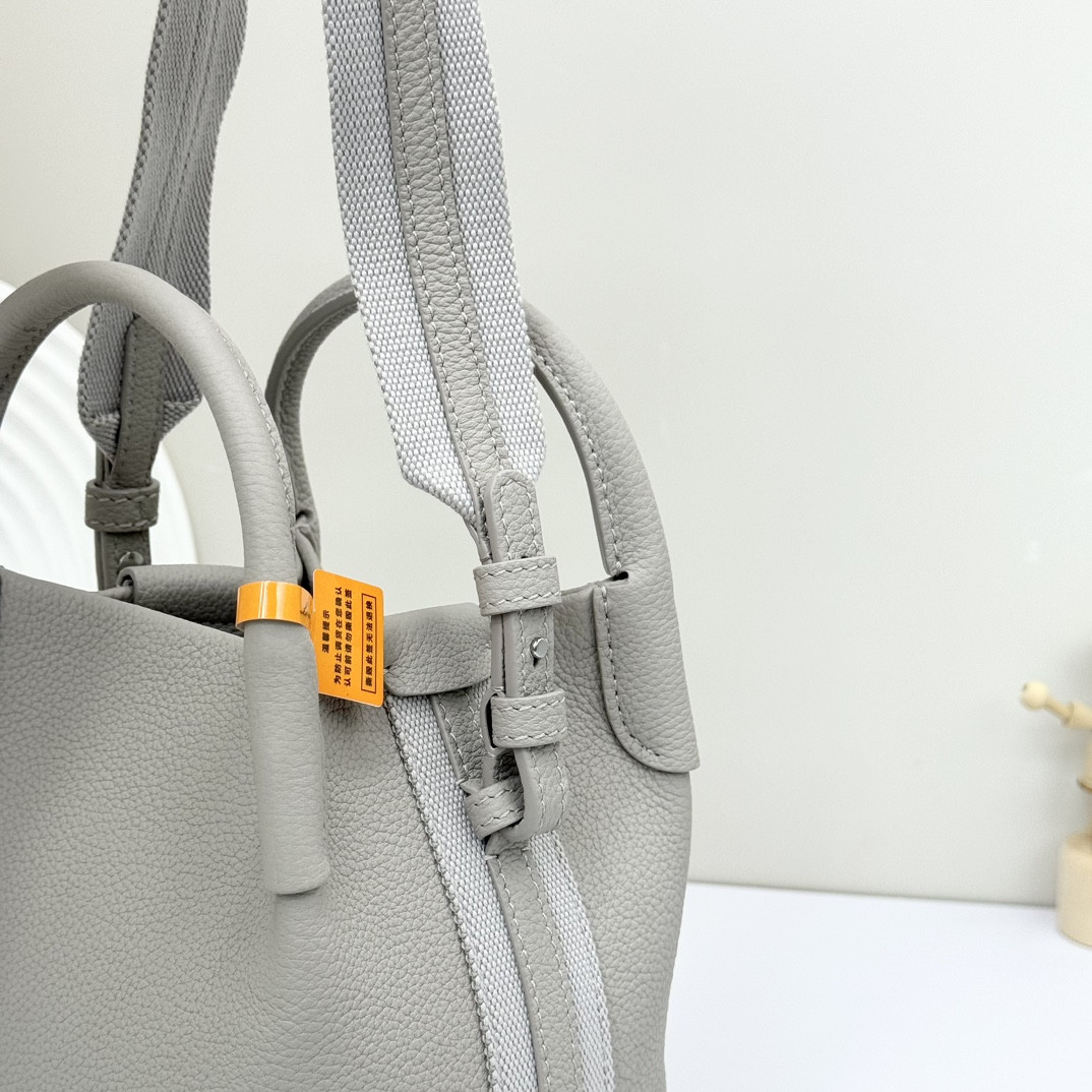 L0r0 P1ana Micro Bale bag Grained Calfskin 23 x 16 x 14 cm