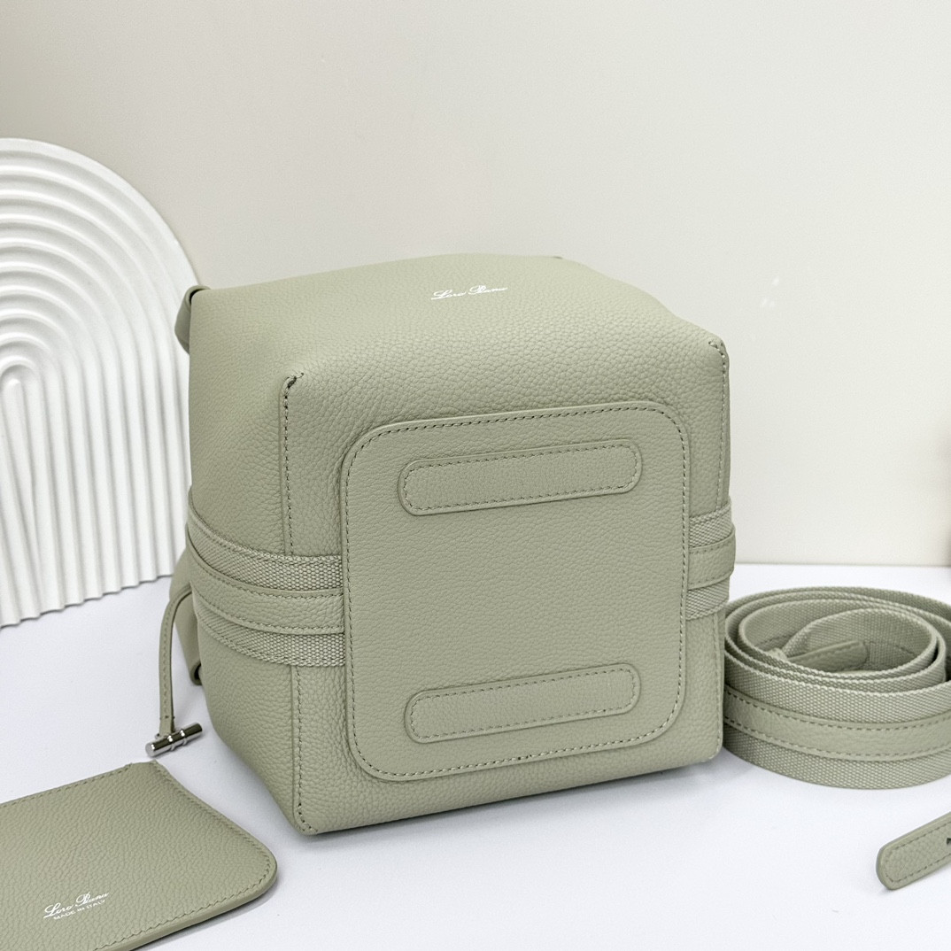 L0r0 P1ana Small Bale Bag Grained Calfskin 17 x 17 x 21 cm