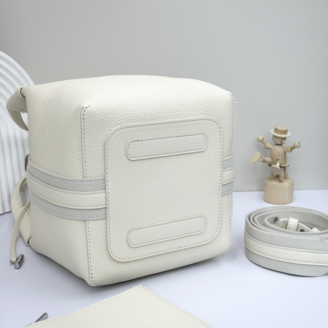 L0r0 P1ana Small Bale Bag Grained Calfskin 17 x 17 x 21 cm