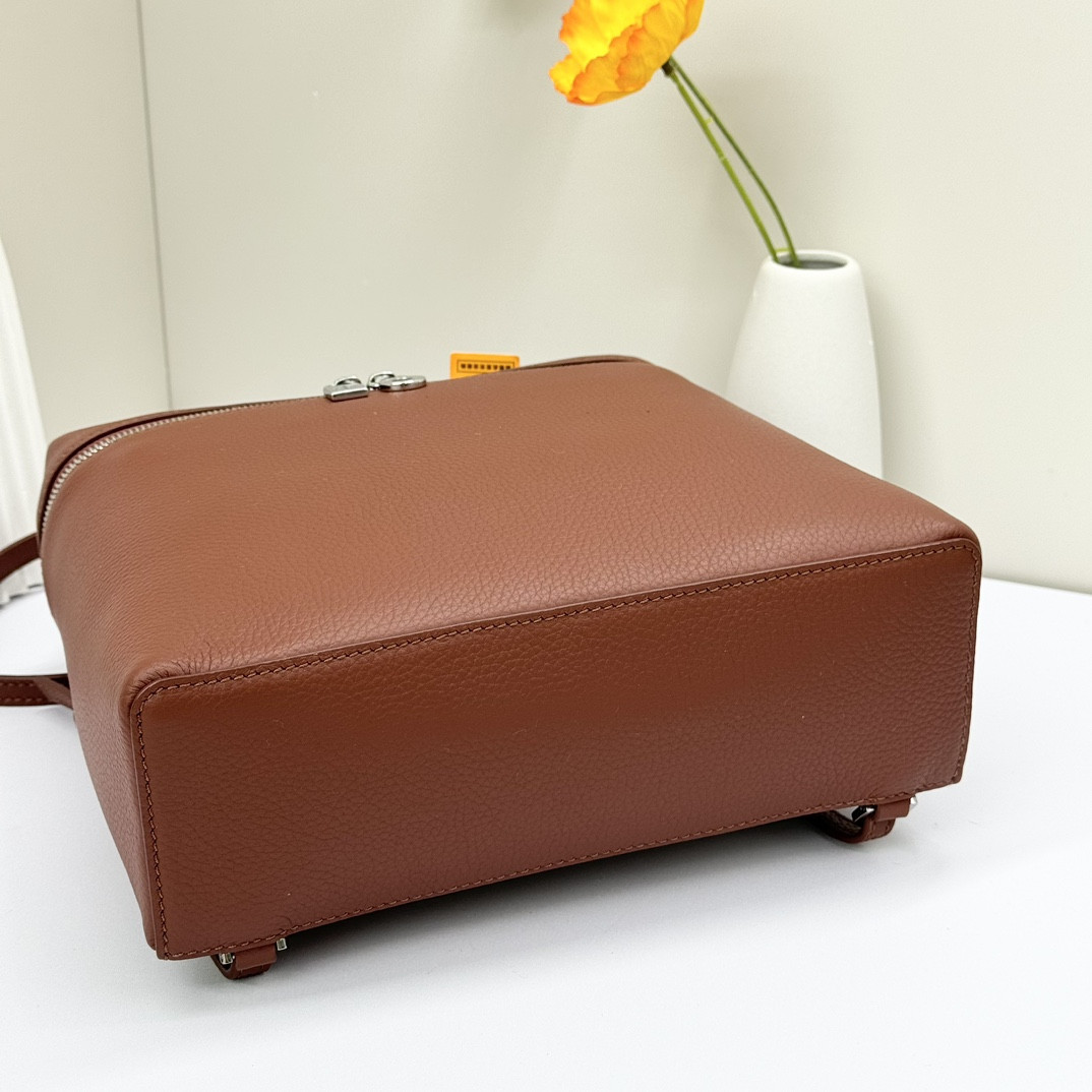 L0r0 P1ana Extra Pocket backpack L23.5 Grained Calfskin 23 x 21 x 8 cm