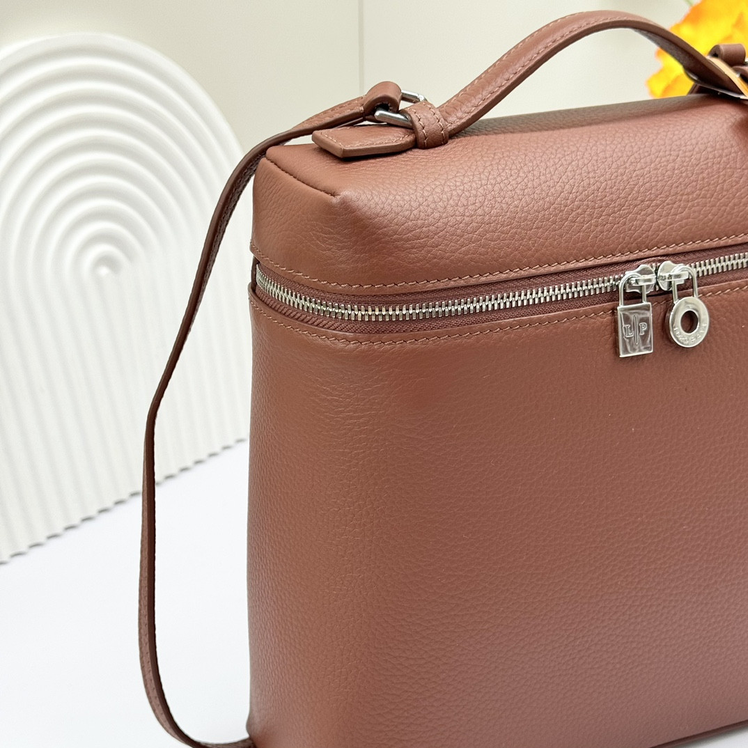 L0r0 P1ana Extra Pocket backpack L23.5 Grained Calfskin 23 x 21 x 8 cm