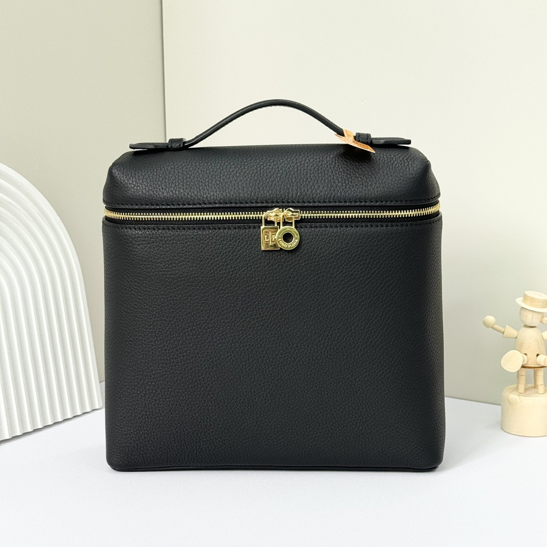L0r0 P1ana Extra Pocket backpack L23.5 Grained Calfskin 23 x 21 x 8 cm