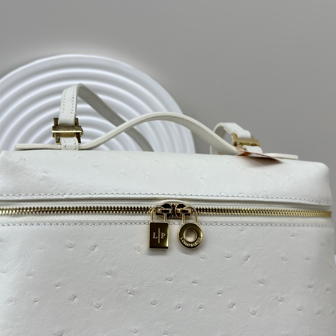 L0r0 P1ana Extra Pocket backpack L23.5 Ostrich-grained Leather 23 x 21 x 8 cm