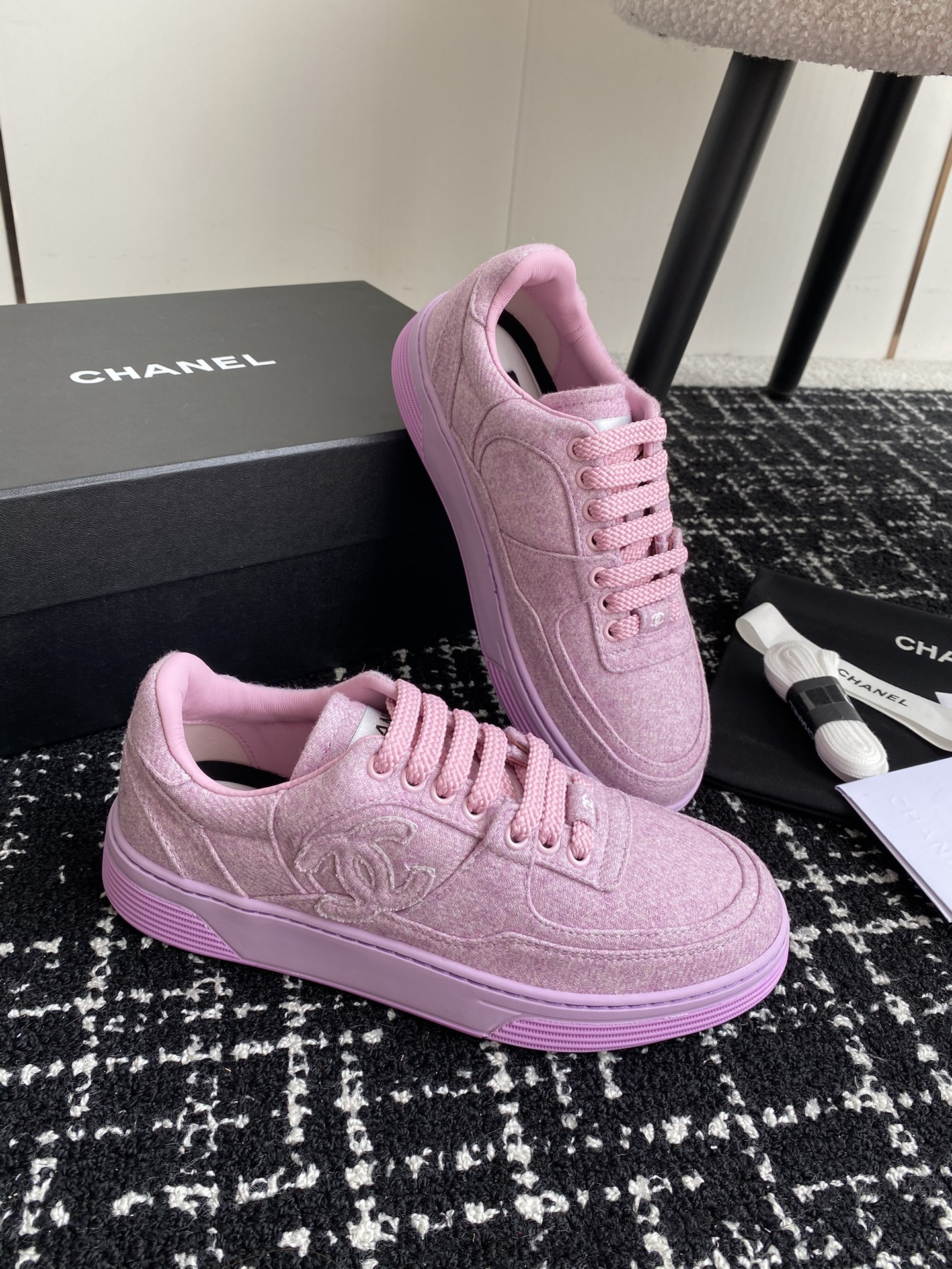 UA Ch**el SNEAKER