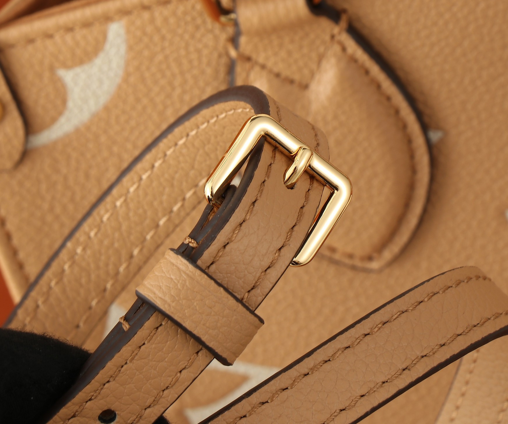 LV OnTheGo PM M12513 24.9 x 19.1 x 11.4 cm