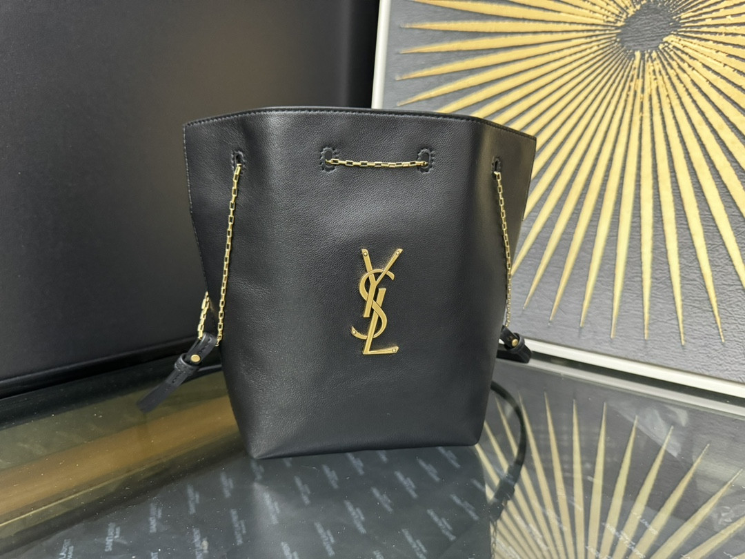 Y51 POCHON in lambskin 20x24x3cm