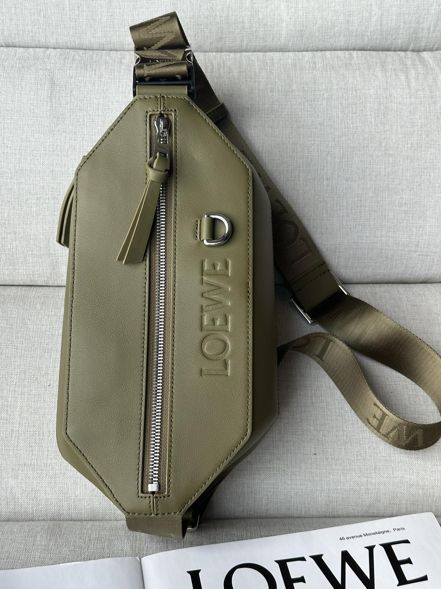 L0ew* Convertible sling in classic calfskin 32.5x9x12.3cm