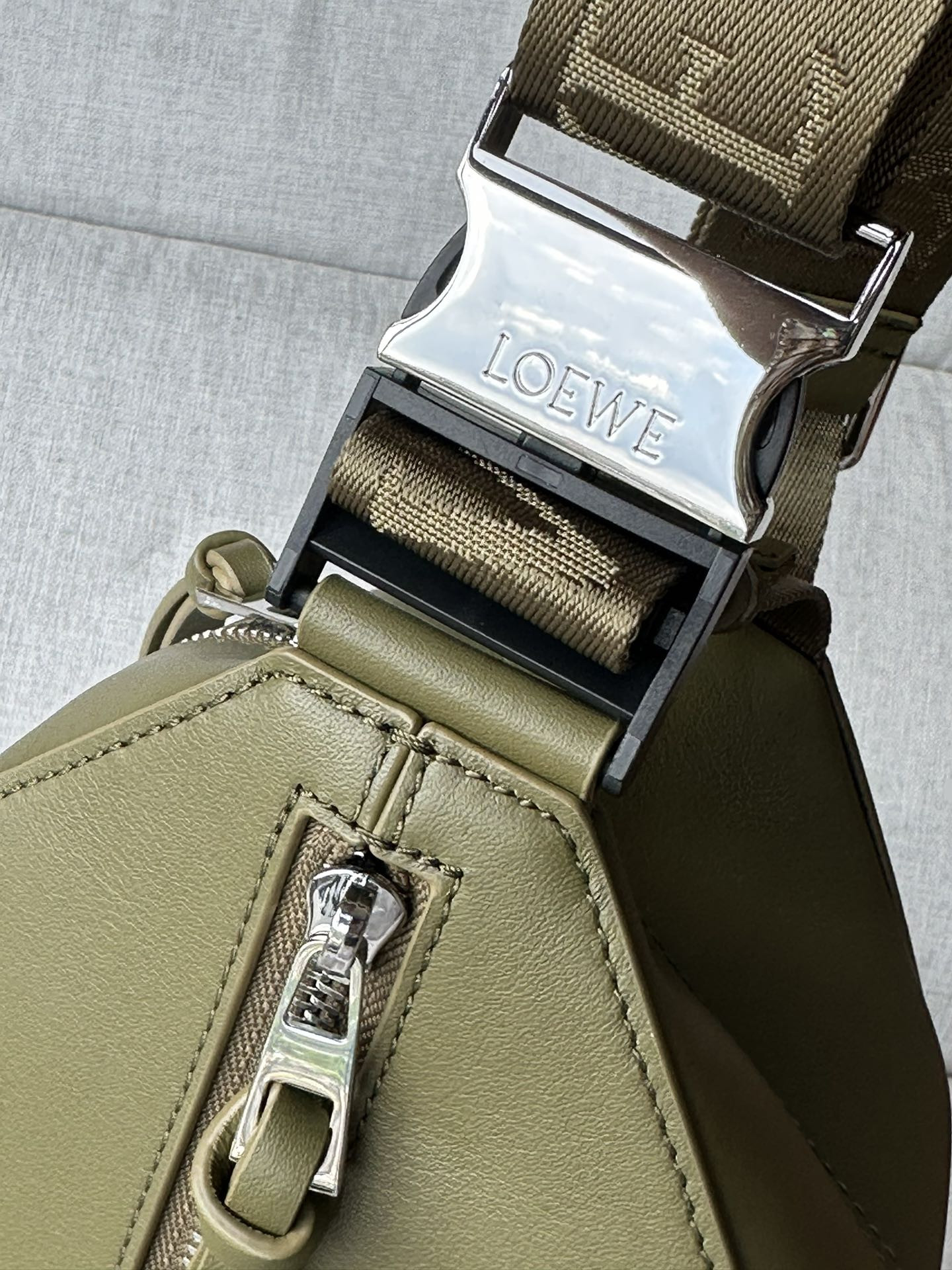 L0ew* Convertible sling in classic calfskin 32.5x9x12.3cm