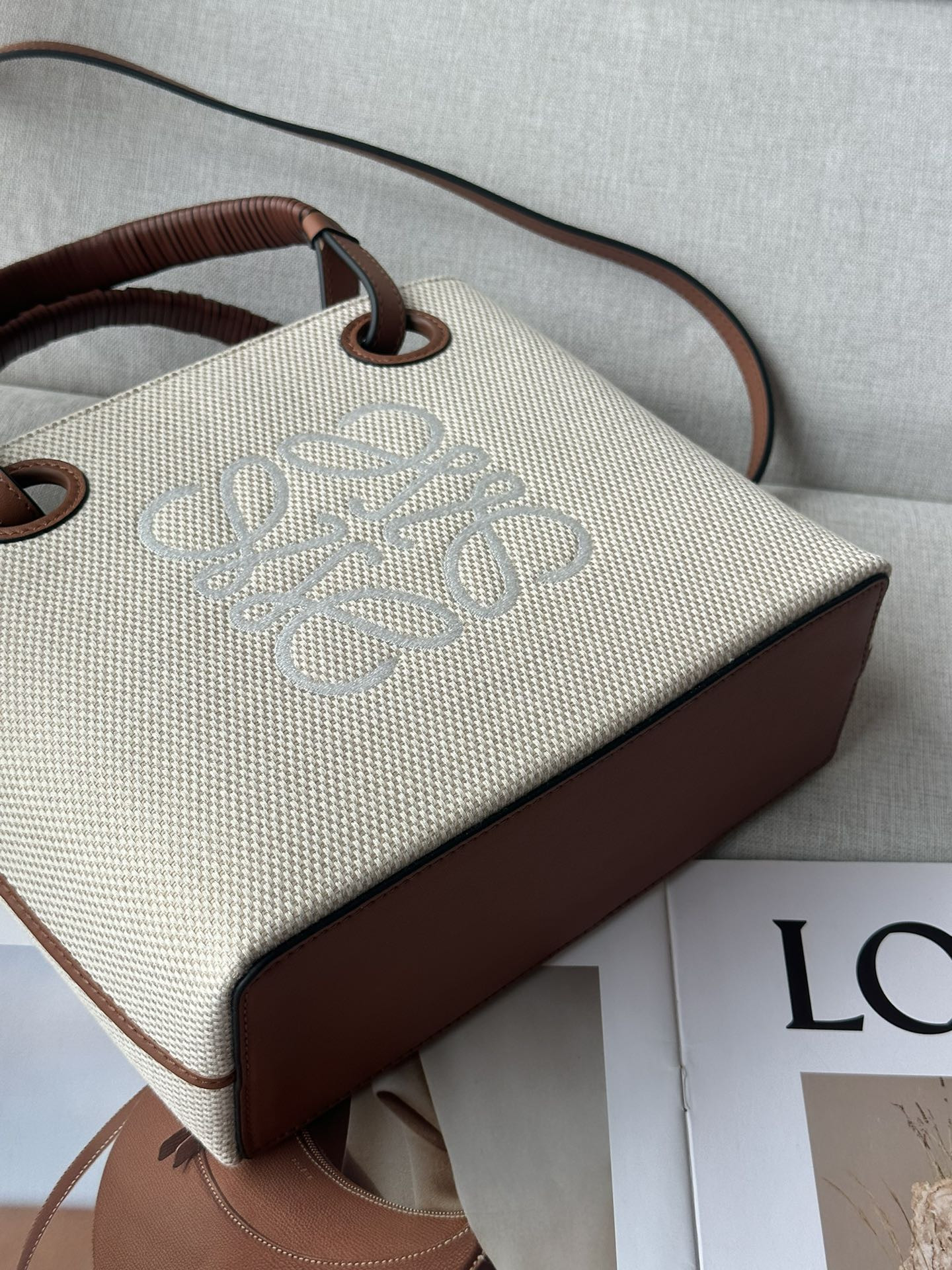 L0ew* Anagram Tote 22x9x19.5cm (no charm)