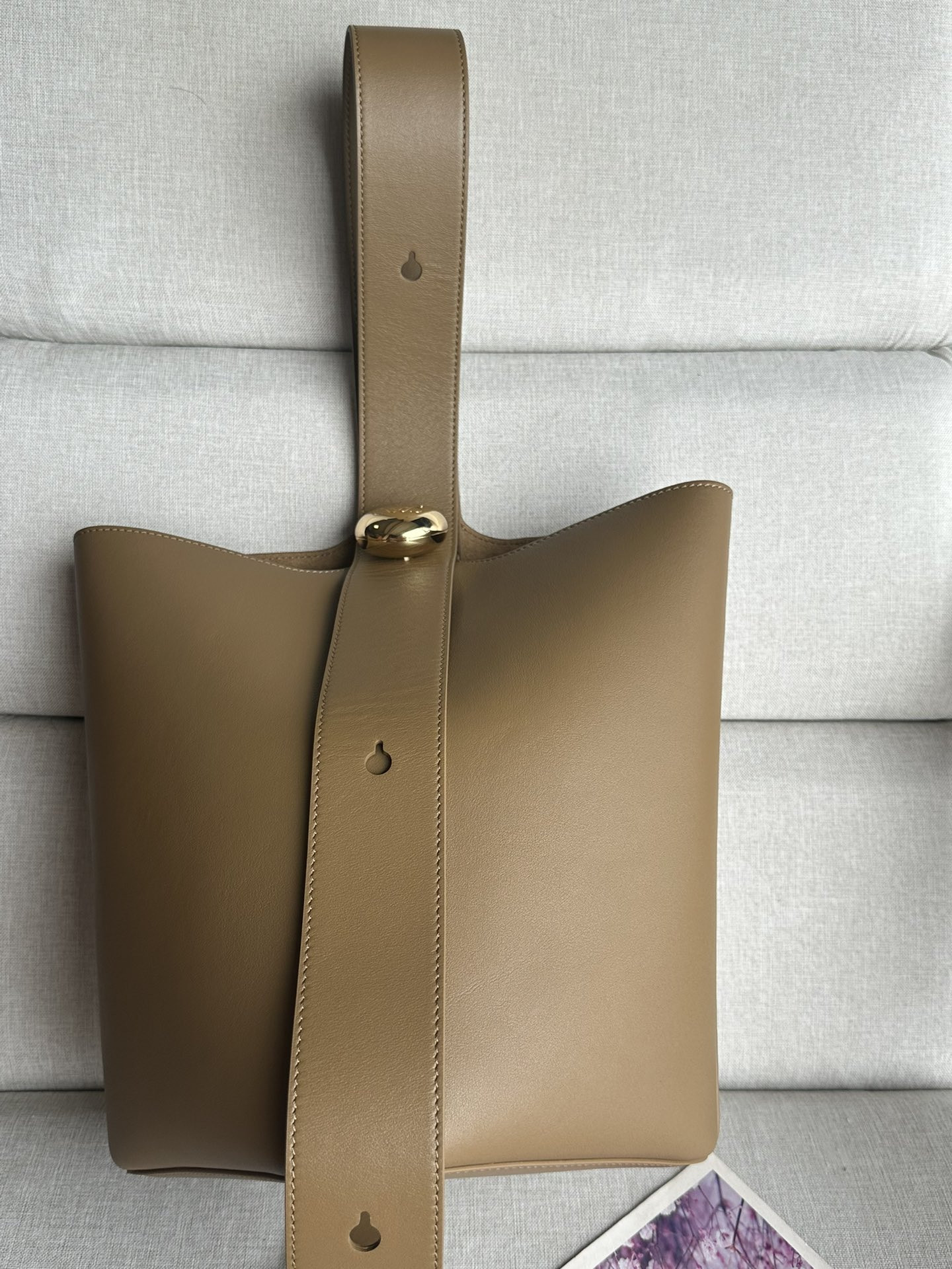 L0ew* Medium Pebble bucket in mellow calfskin 24.5x23.5x28cm