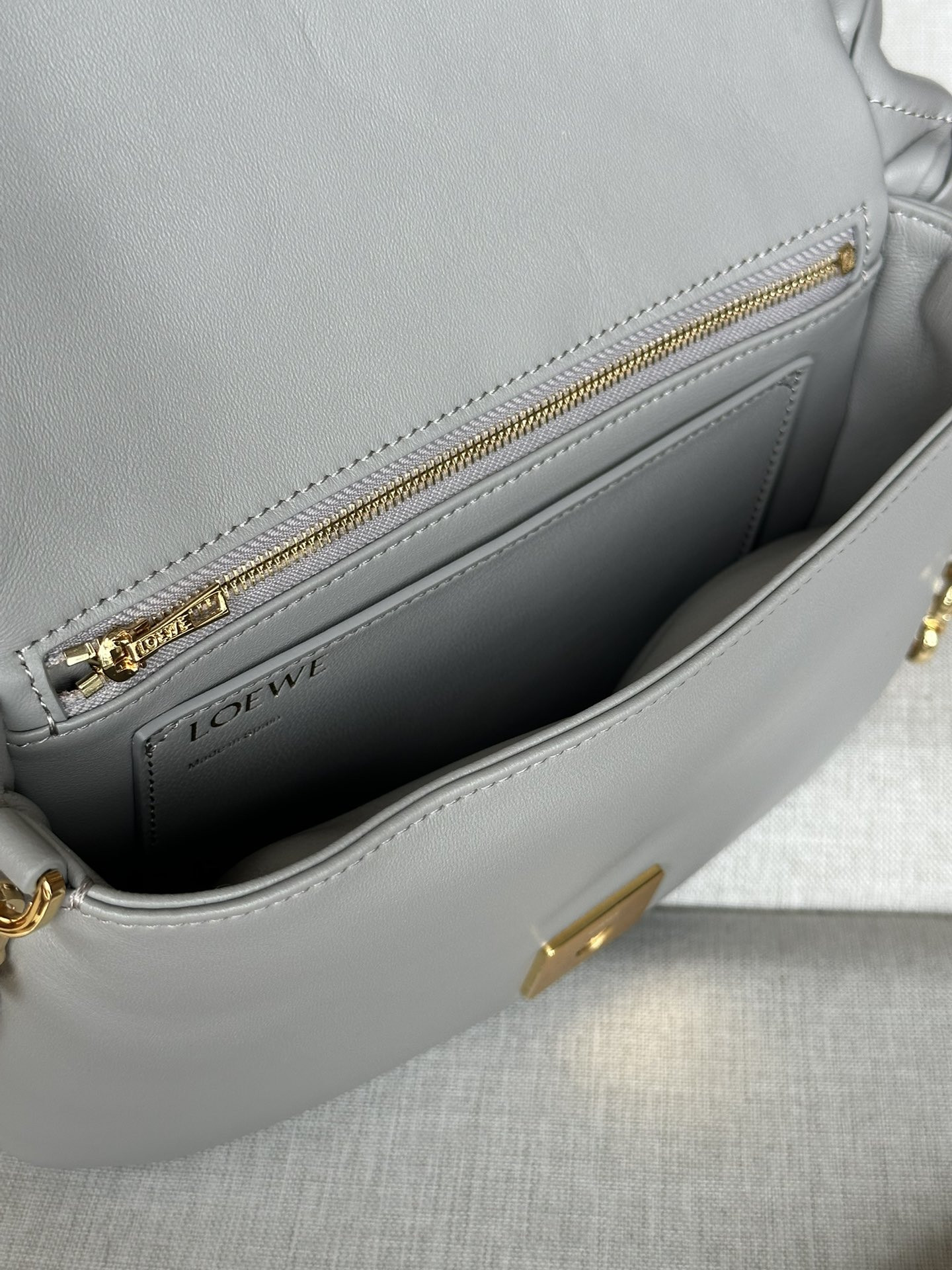 L0ew* Puffer Goya in pleated shiny nappa lambskin 23x17x9cm