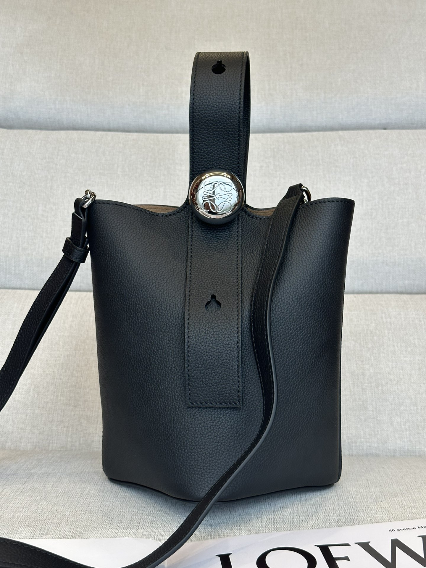 L0ew* Mini Pebble bucket in mellow calfskin 19.5x16x16cm