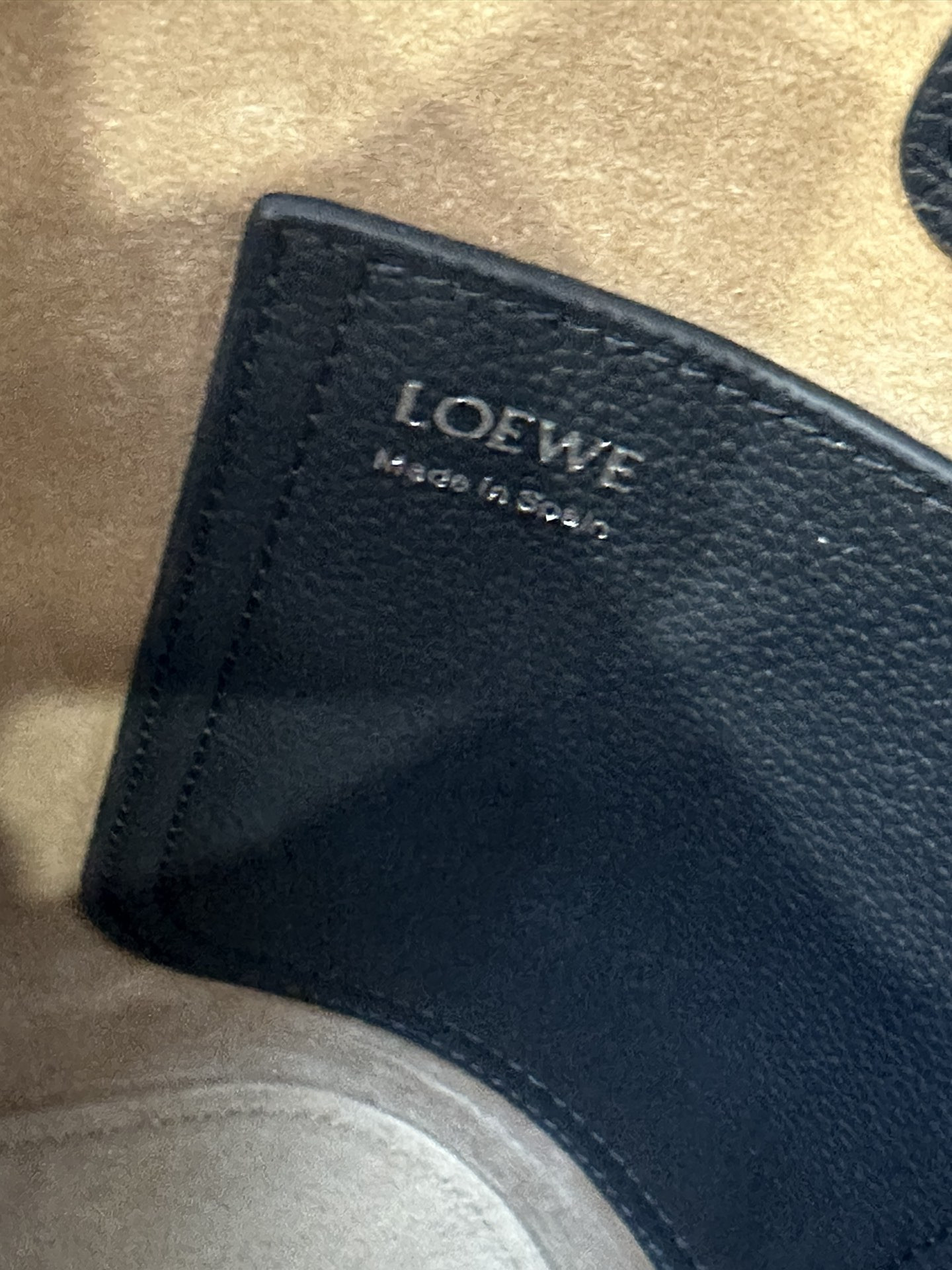 L0ew* Mini Pebble bucket in mellow calfskin 19.5x16x16cm