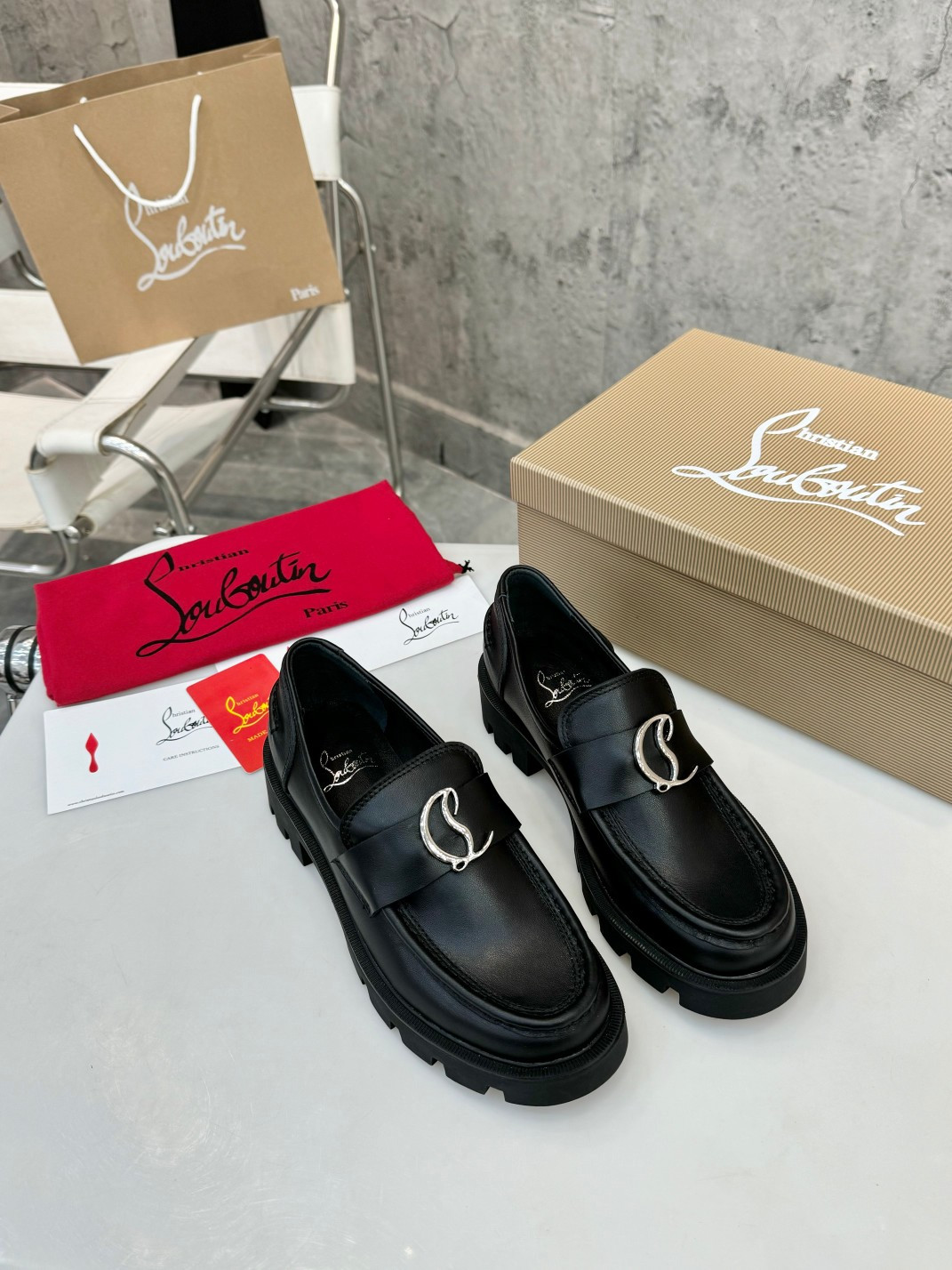 UA Chr1st1an Louboutin(CL) logo design,the latest runway version of the red-soled shoes