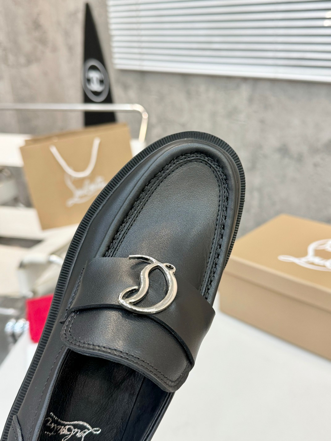 UA Chr1st1an Louboutin(CL) logo design,the latest runway version of the red-soled shoes