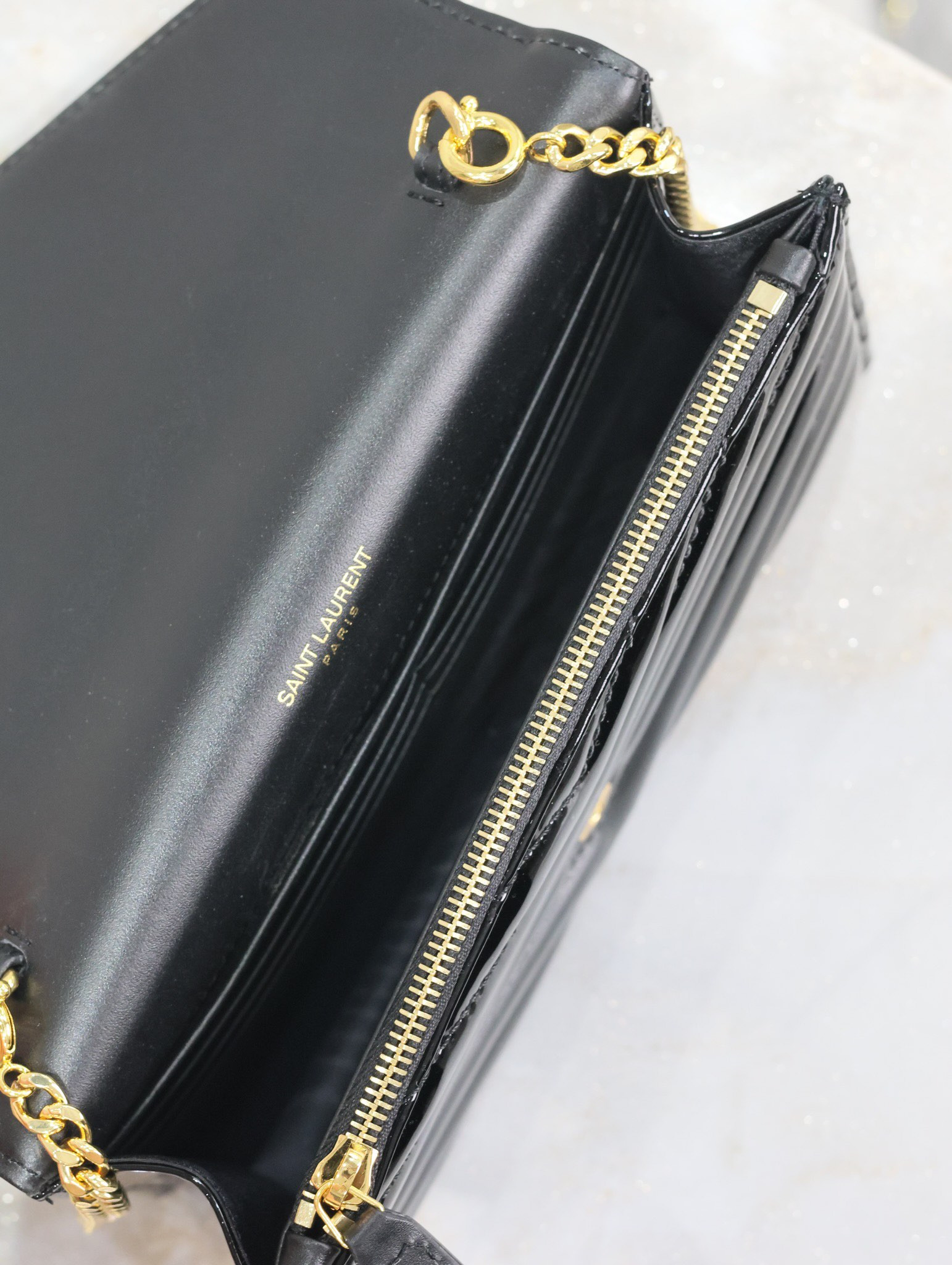 Y51 Cassandra WOC envelope chain wallet in patent leather 19 x 12.5 x 3.5cm