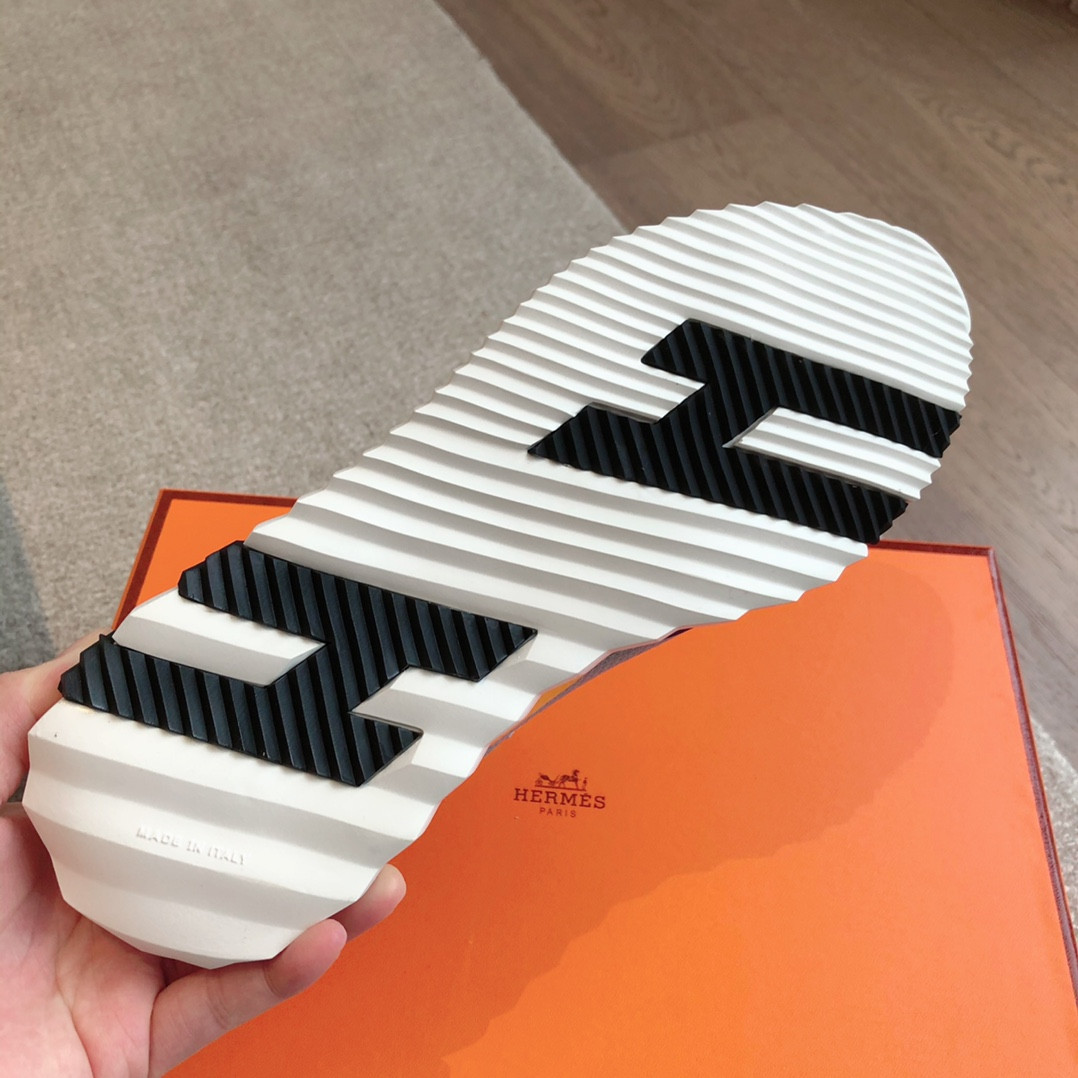 UA H**me5 Bouncing Sneaker