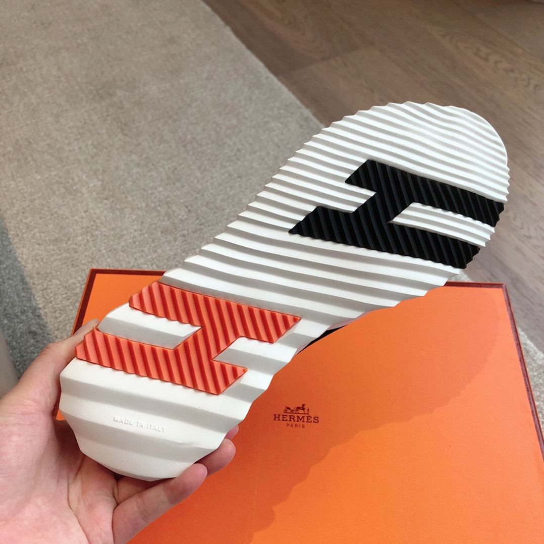 UA H**me5 Bouncing Sneaker