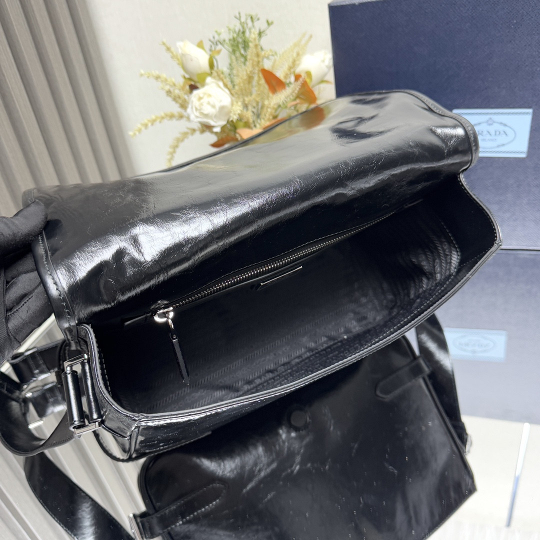 Pra*a Leather shoulder bag 30x20x11cm