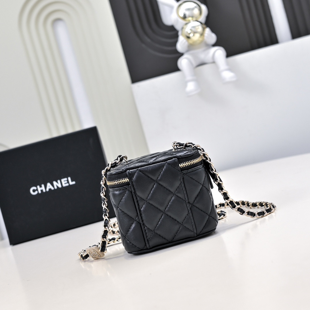 Ch**el SMALL VANITY WITH CHAIN 11x8.5x7cm