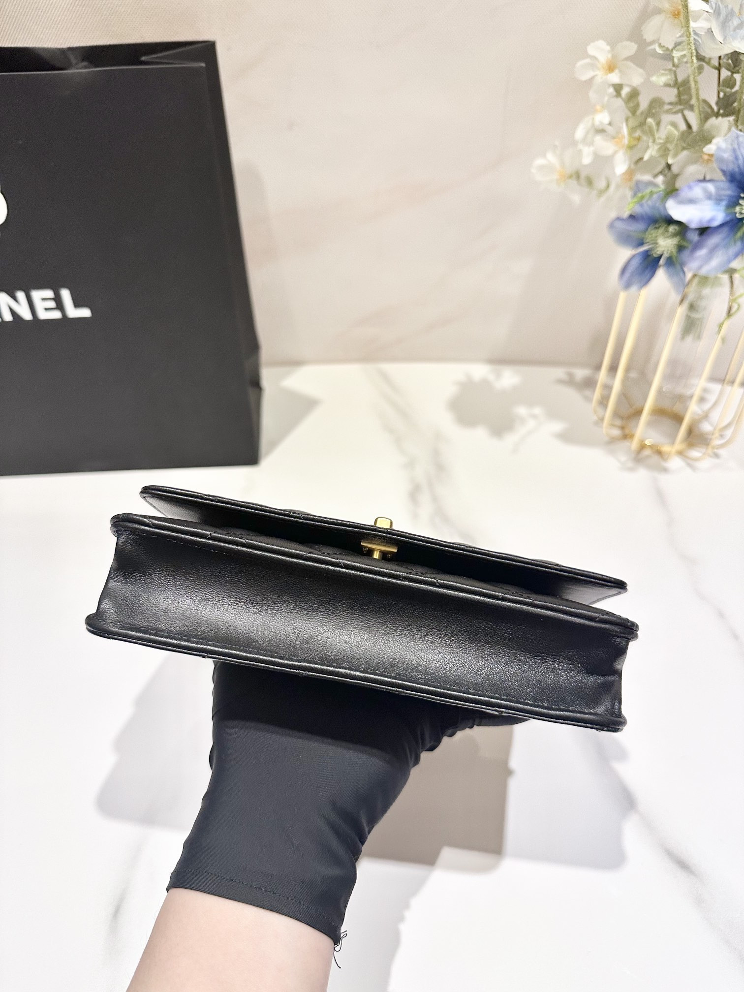 Ch**el WOC CLASSIC WALLET ON CHAIN 19cm