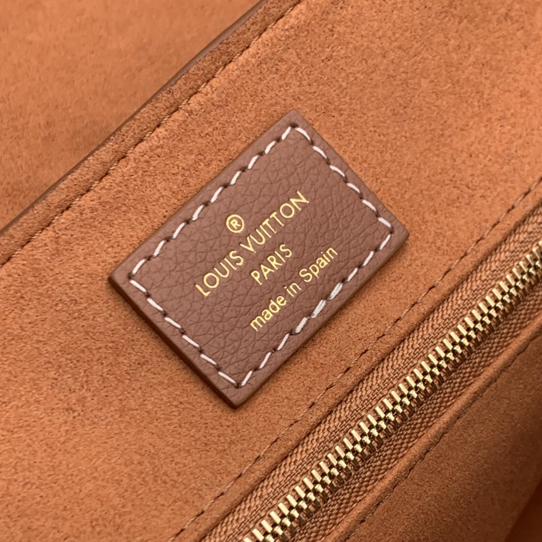 LV Messenger Bag M13151 30x18x12cm