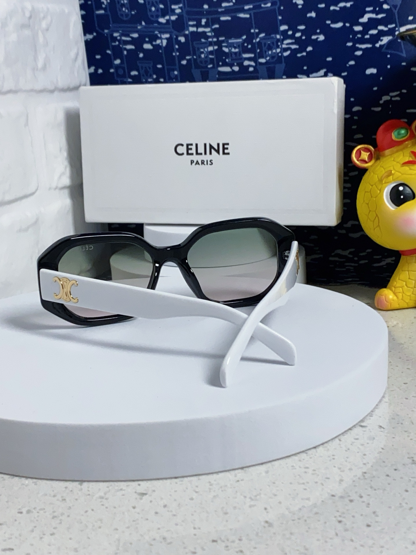 Ce1i*e Glasses