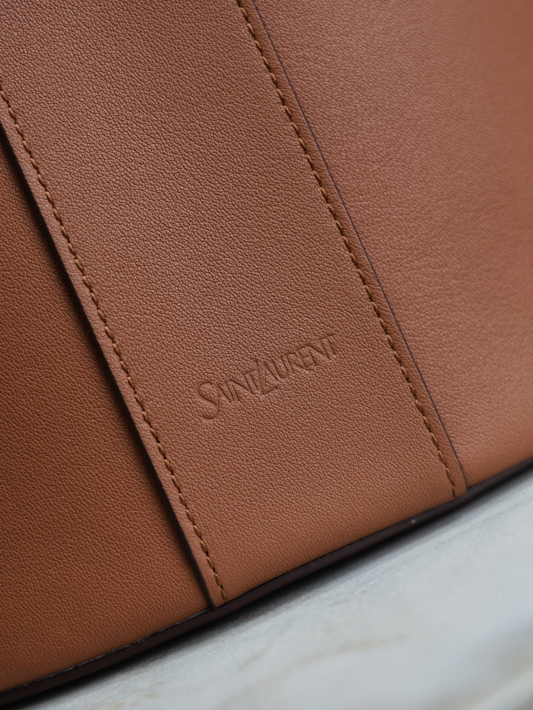 Y51 Y top-handle bucket in leather 25x22-34x3-15cm