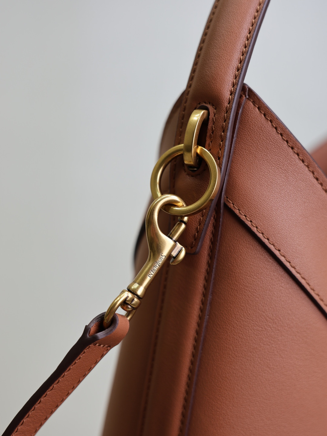 Y51 Y top-handle bucket in leather 25x22-34x3-15cm
