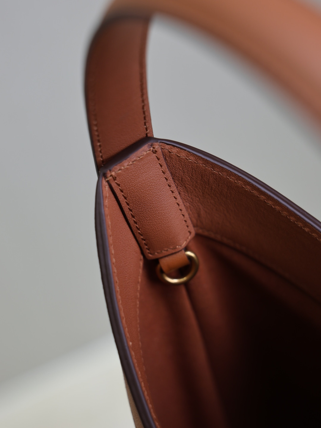 Y51 Y top-handle bucket in leather 25x22-34x3-15cm