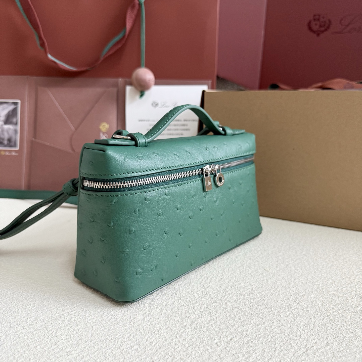 L0r0 P1ana Extra Pocket L19 Ostrich-grained Leather 11 x 19 x 6.5 cm