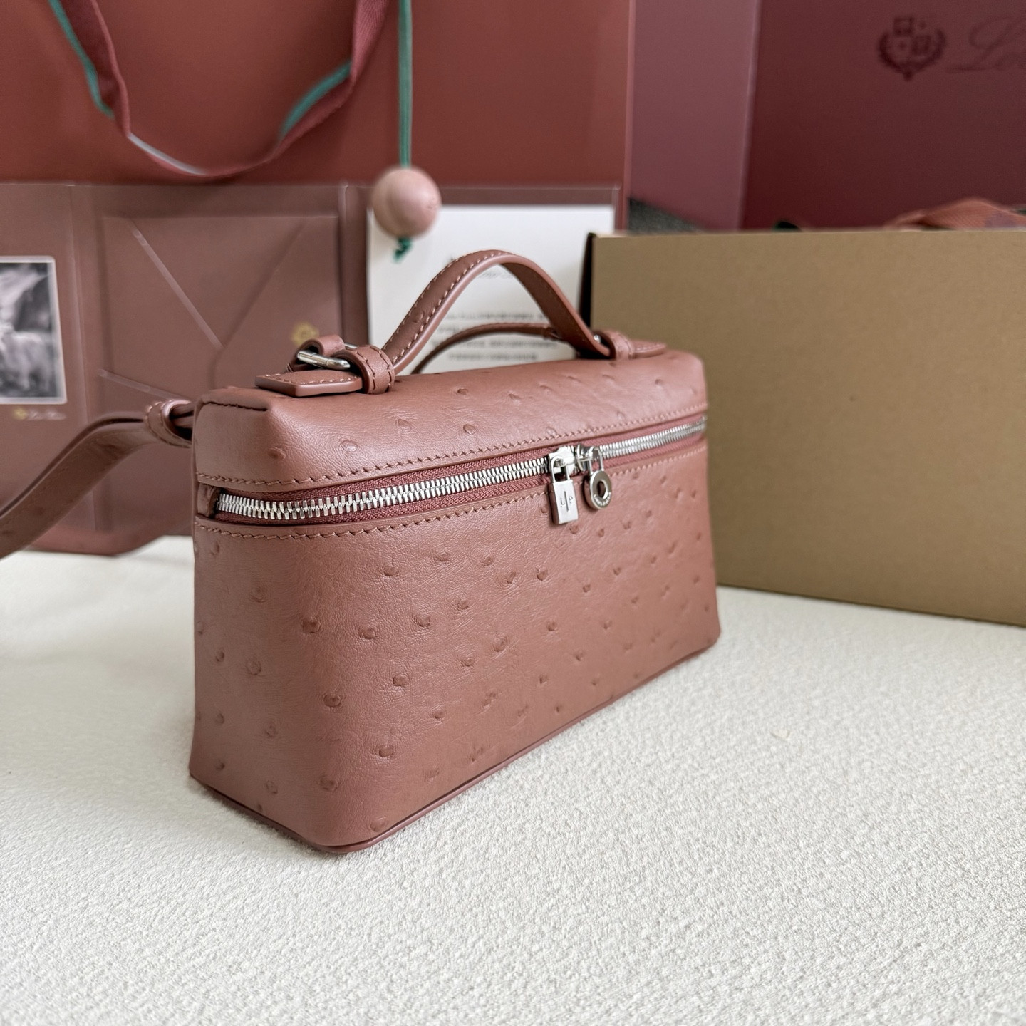 L0r0 P1ana Extra Pocket L19 Ostrich-grained Leather 11 x 19 x 6.5 cm