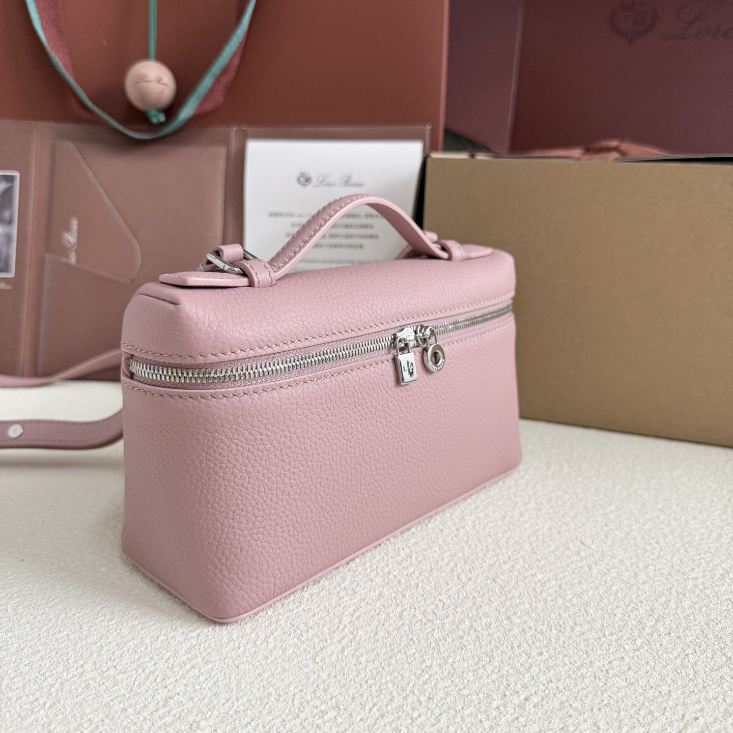 L0r0 P1ana Extra Pocket L19 Grained Calfskin 11 x 19 x 6.5 cm