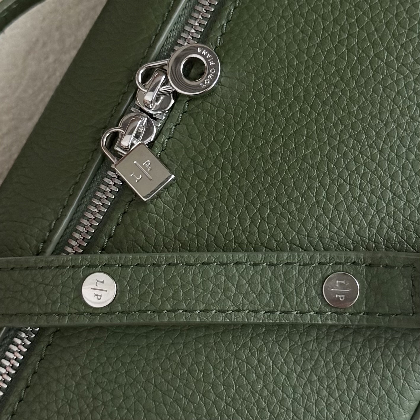 L0r0 P1ana Extra Pocket L19 Grained Calfskin 11 x 19 x 6.5 cm